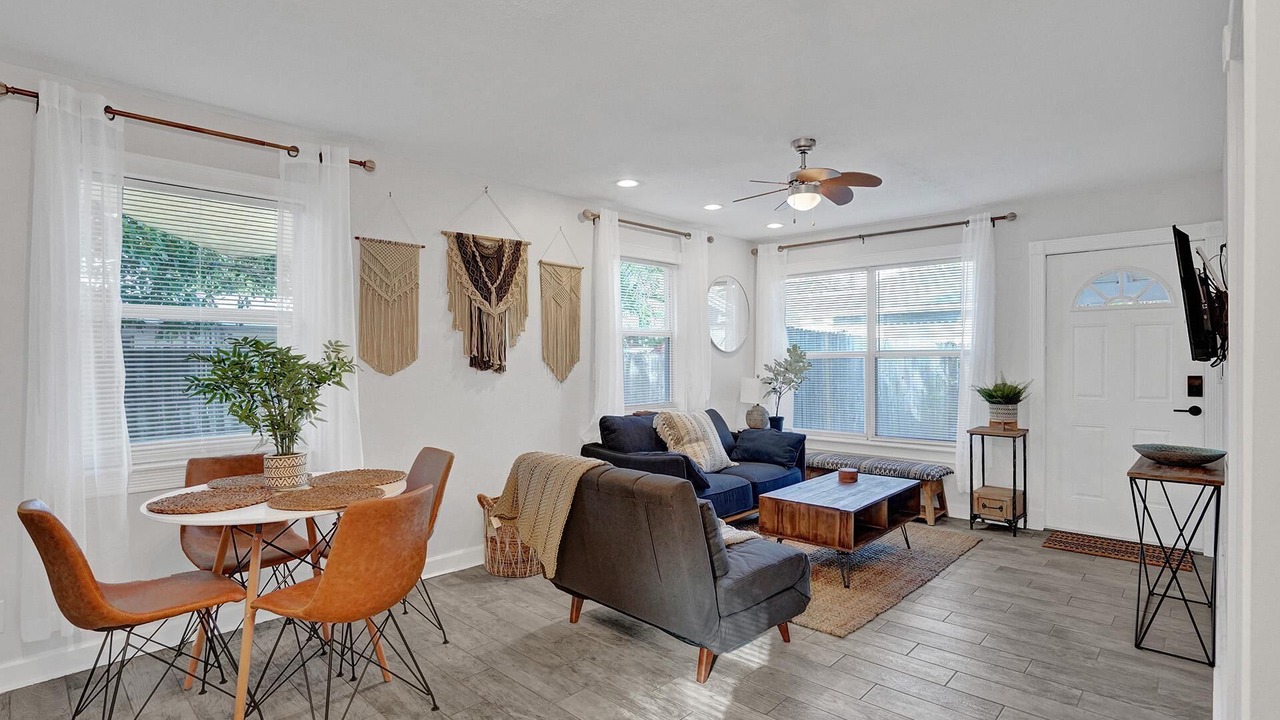 Photo of Livingroom in Middle River Terrace