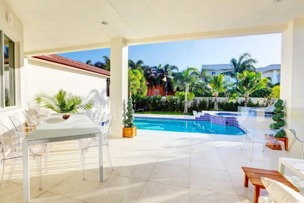 Photo of Outdoor in Hollywood Lakes