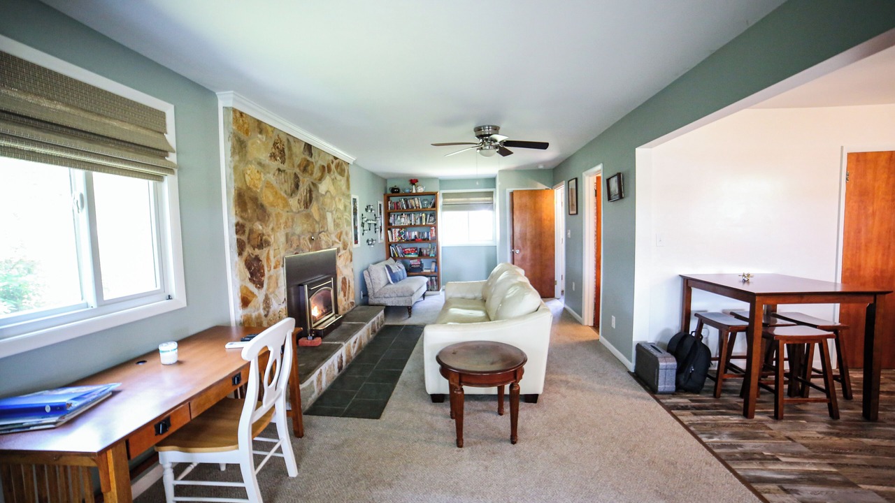 Photo of Livingroom in Saluda