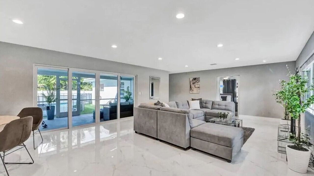 Photo of Livingroom in Hollywood Lakes