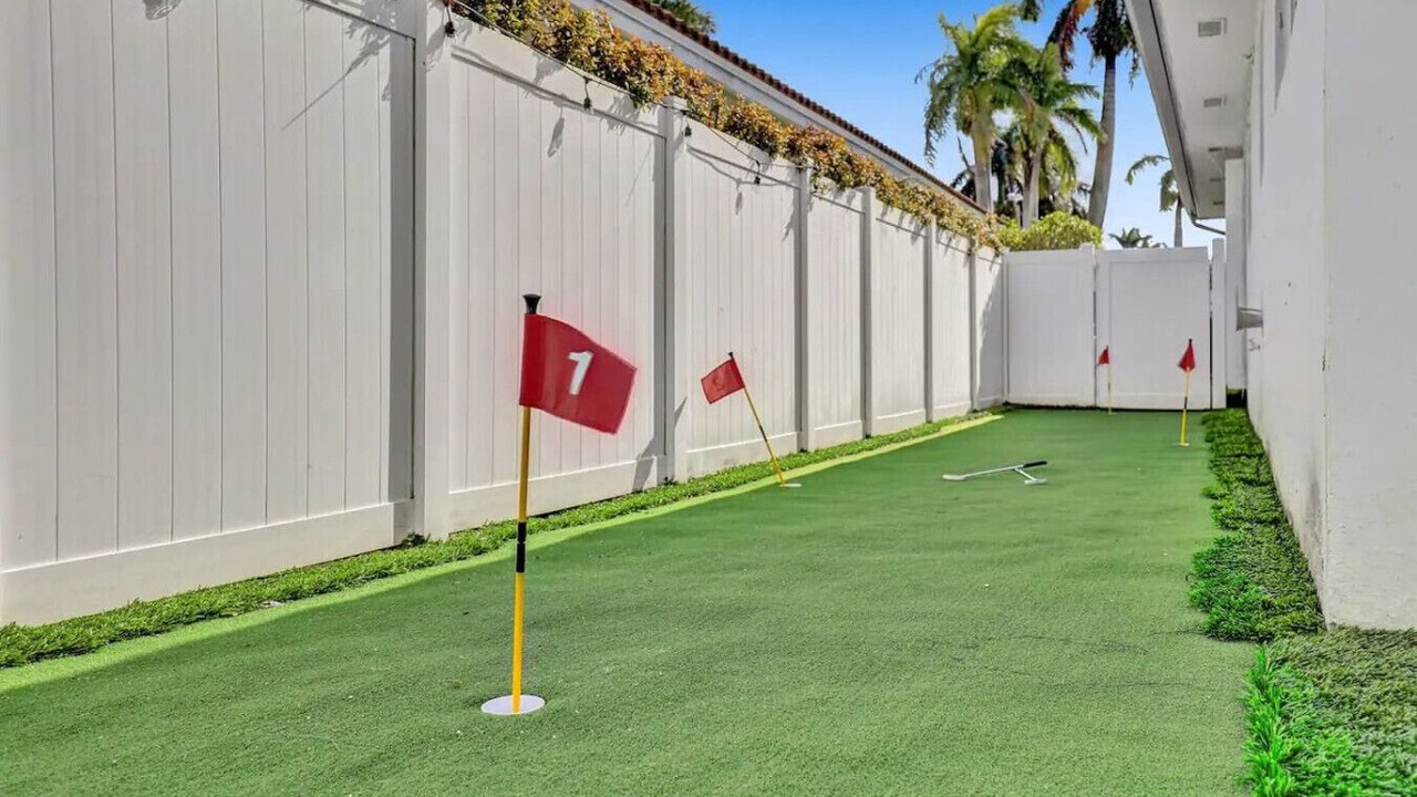 Photo of Outdoor in Hollywood Lakes