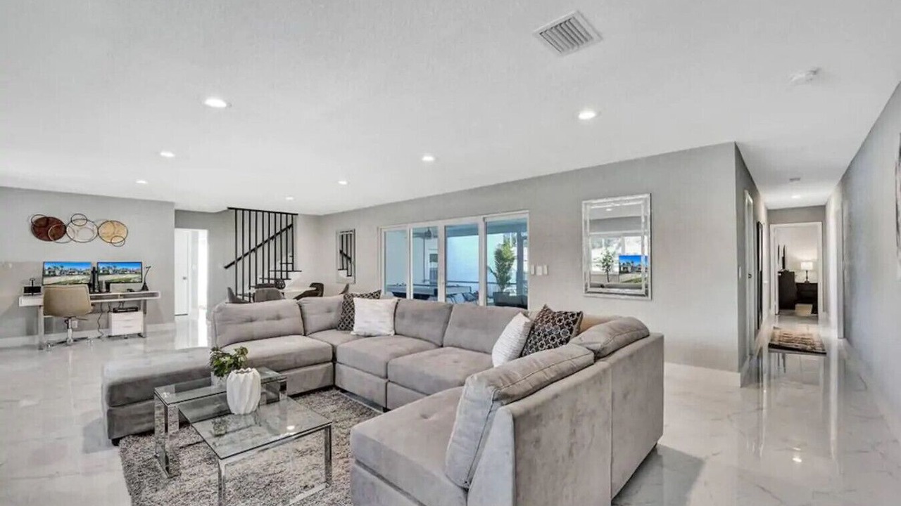 Photo of Livingroom in Hollywood Lakes