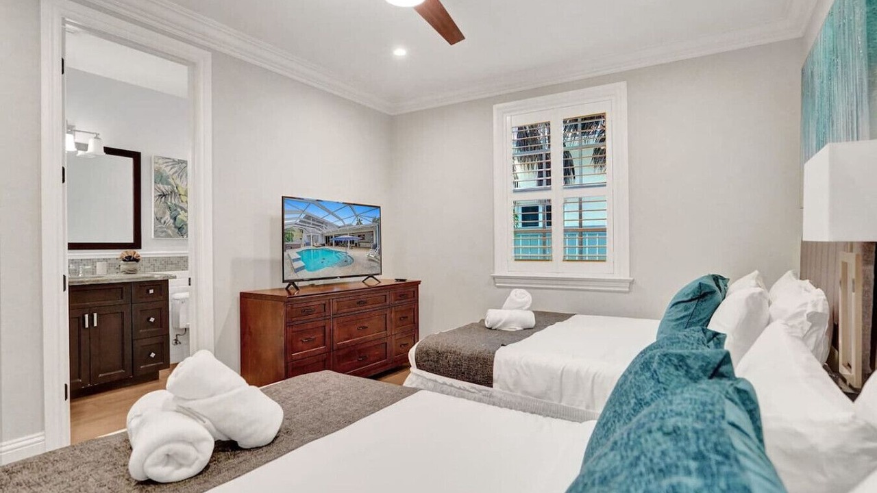 Photo of Bedroom in Hollywood Lakes