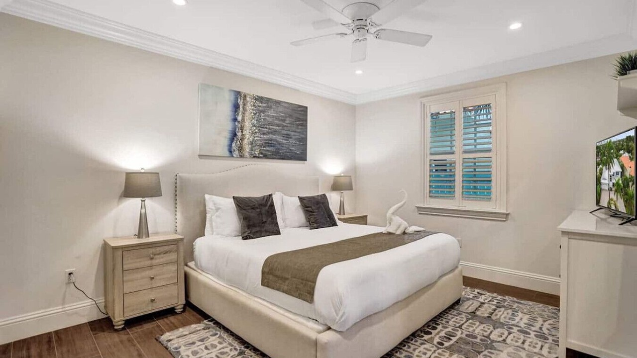 Photo of Bedroom in Hollywood Lakes