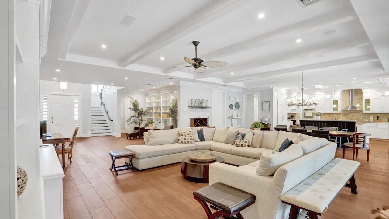 Photo of Livingroom in Hollywood Lakes
