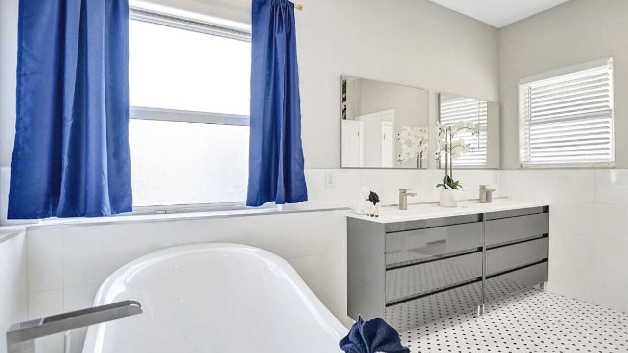 Photo of Bathroom in Hollywood Lakes
