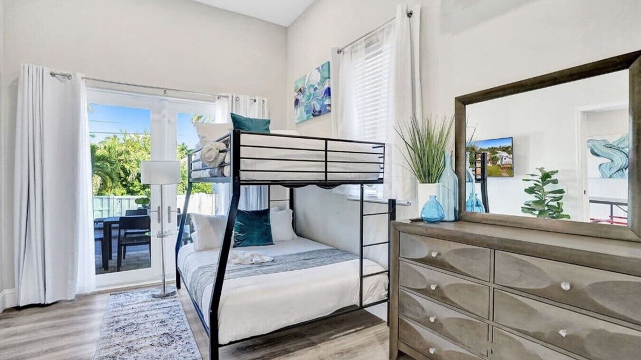 Photo of Bedroom in Hollywood Lakes