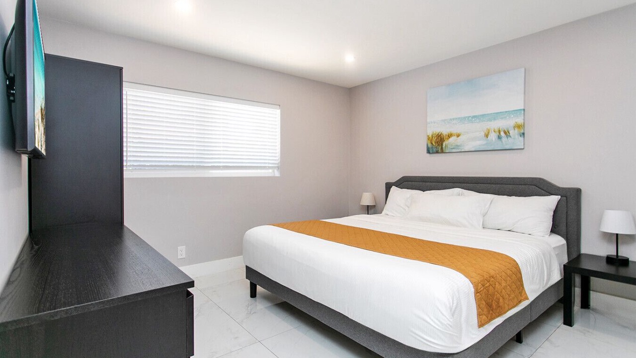 Photo of Bedroom in Hollywood Lakes