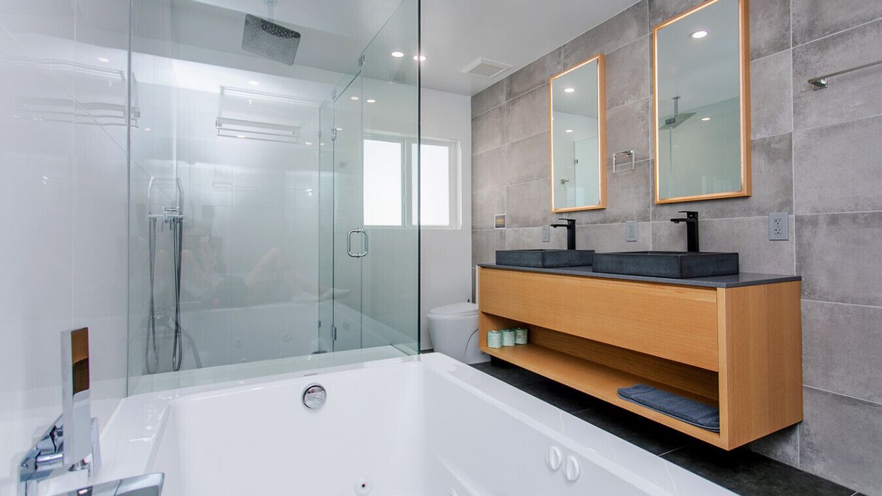 Photo of Bathroom in Hollywood Lakes
