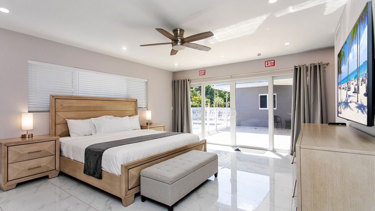 Photo of Bedroom in Hollywood Lakes