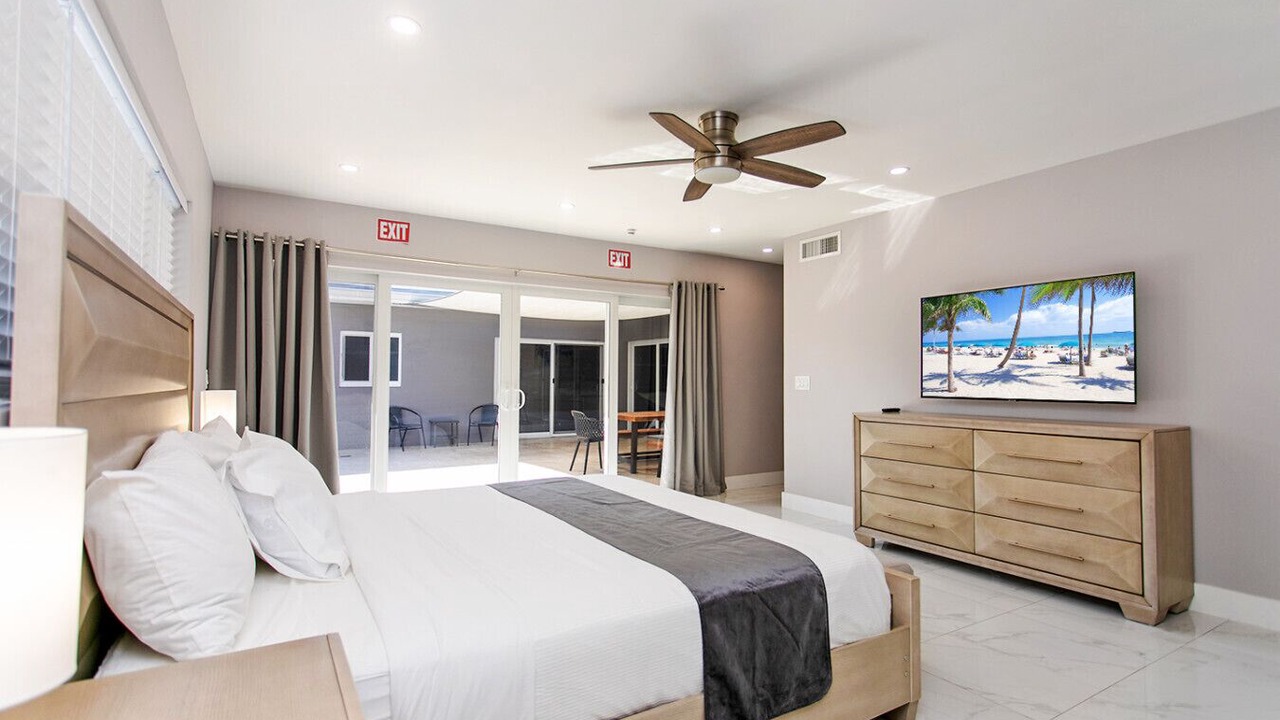 Photo of Bedroom in Hollywood Lakes