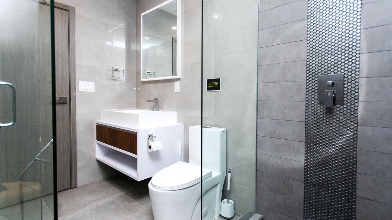 Photo of Bathroom in Hollywood Lakes