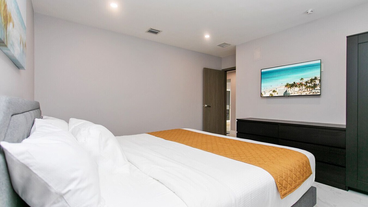 Photo of Bedroom in Hollywood Lakes