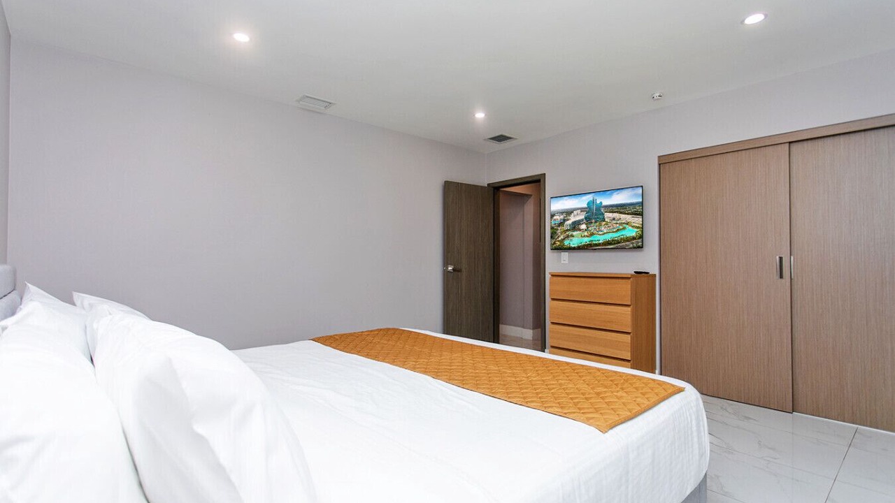 Photo of Bedroom in Hollywood Lakes
