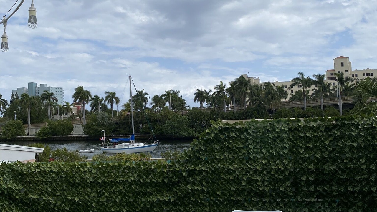 Photo of Outdoor in Hollywood Lakes