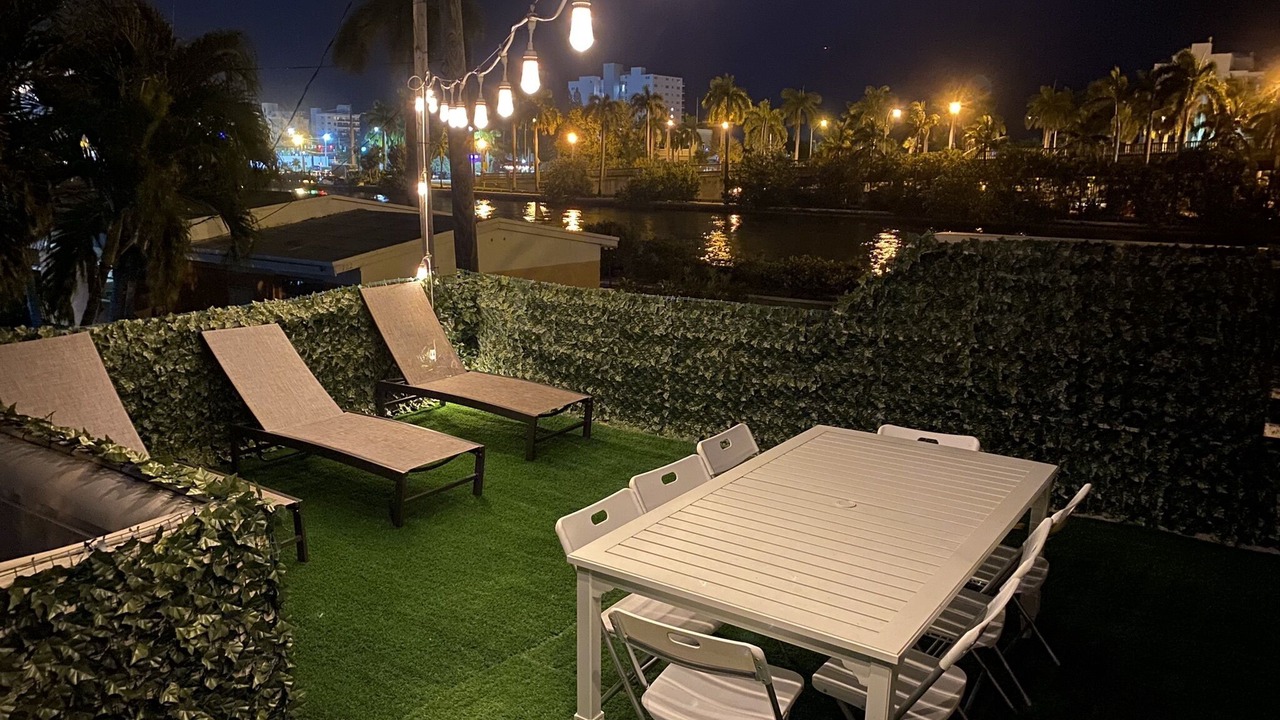 Photo of Outdoor in Hollywood Lakes