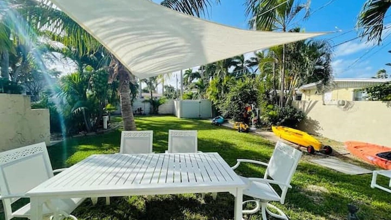 Photo of Outdoor in Hollywood Lakes