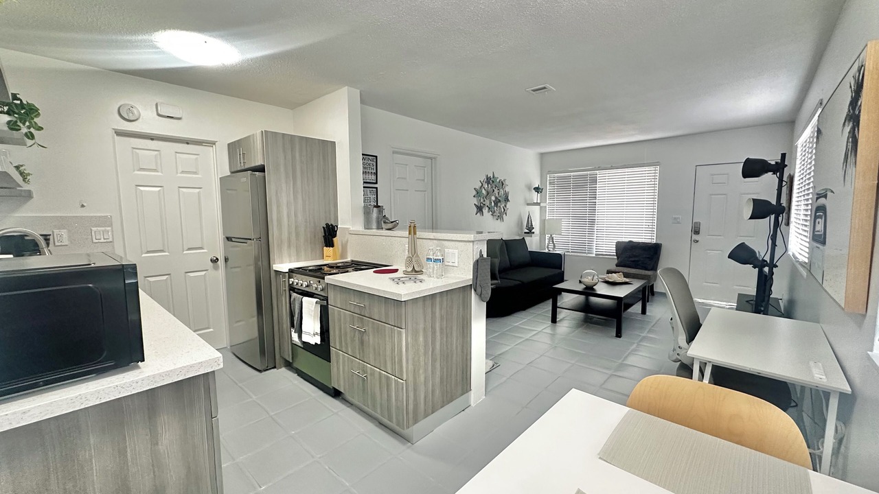 Photo of Kitchen in Central Oakland Park