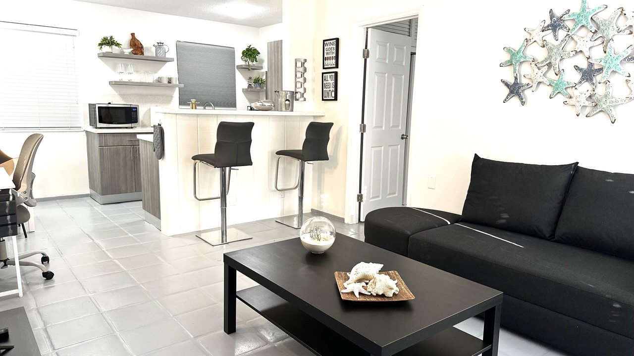 Photo of Livingroom in Central Oakland Park