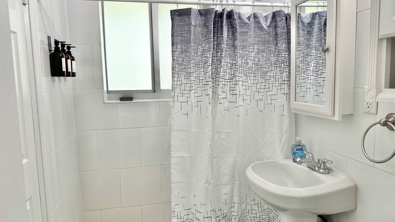 Photo of Bathroom in Central Oakland Park