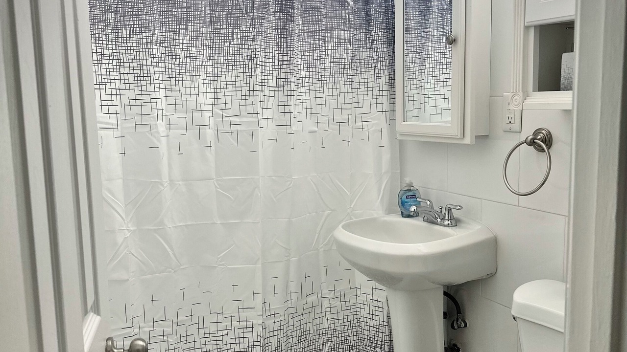 Photo of Bathroom in Central Oakland Park