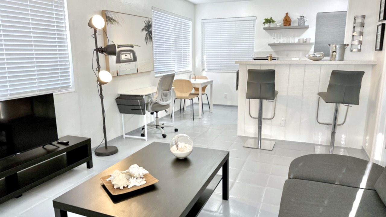 Photo of Livingroom in Central Oakland Park