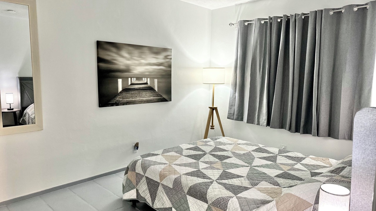 Photo of Bedroom in Central Oakland Park