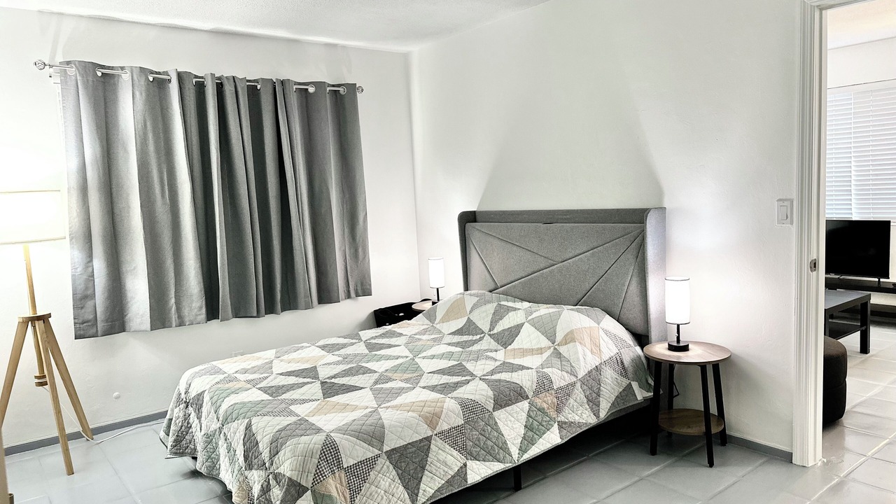 Photo of Bedroom in Central Oakland Park