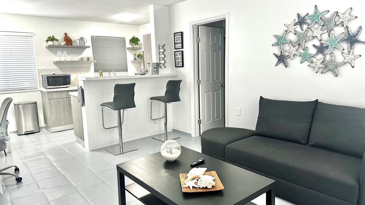 Photo of Livingroom in Central Oakland Park