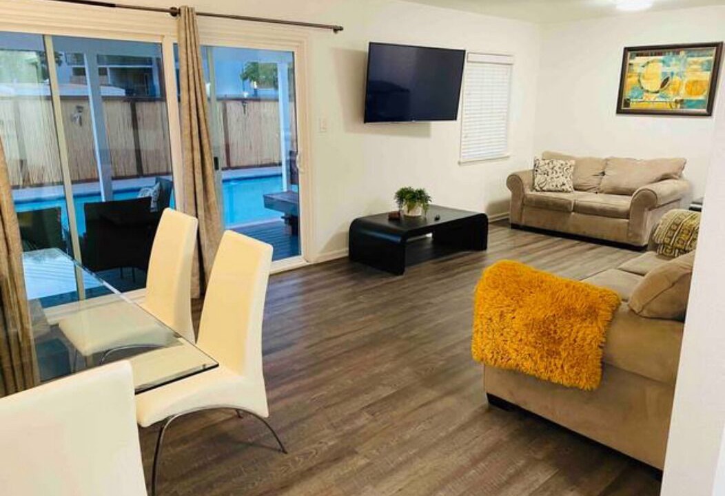 Photo of Livingroom in Warner Center