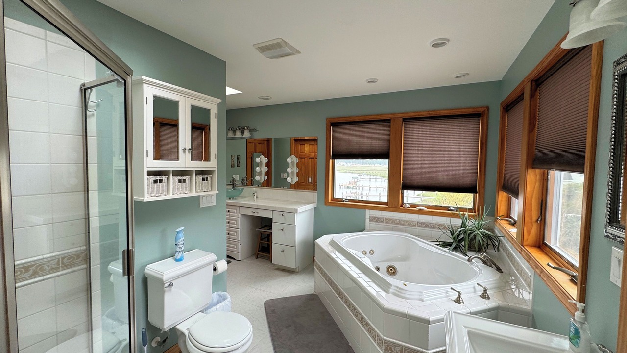 Photo of Bathroom in Deep Hole