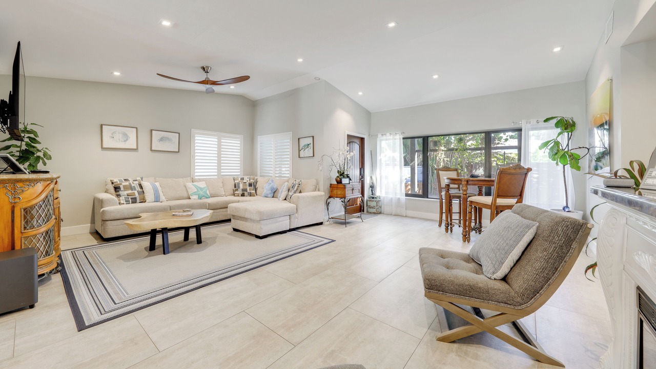 Photo of Livingroom in Santa Barbara Estates