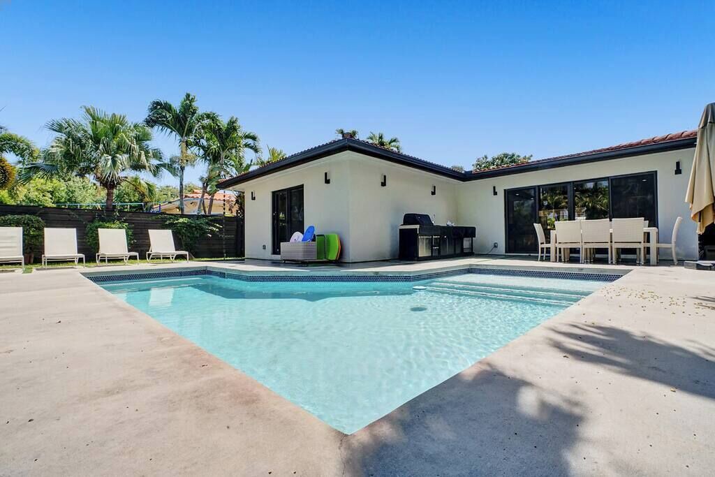 Photo of Outdoor in Hollywood Lakes