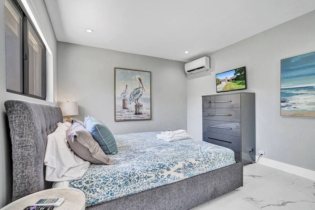 Photo of Bedroom in Hollywood Lakes