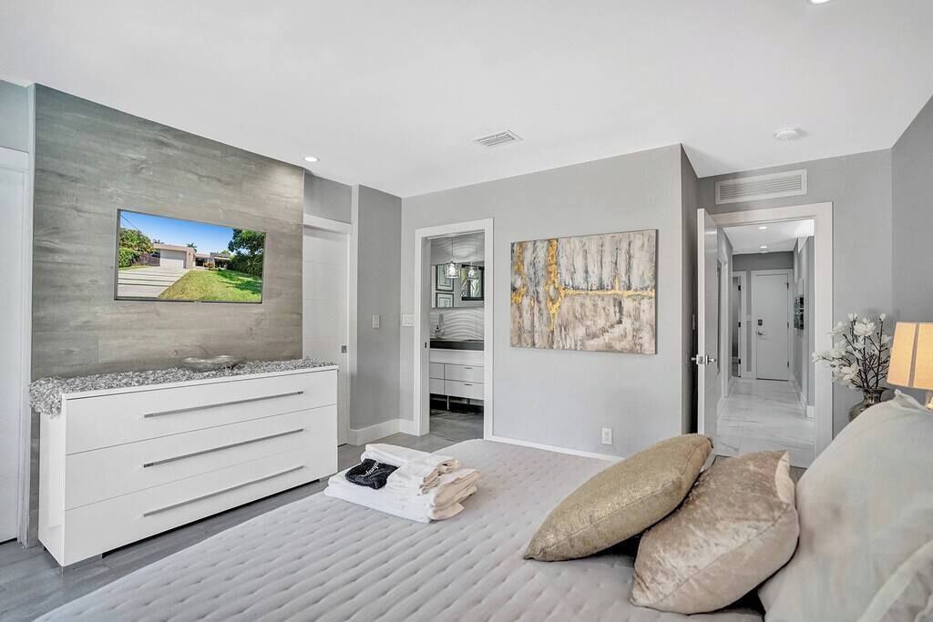 Photo of Bedroom in Hollywood Lakes