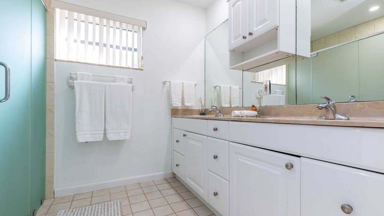 Photo of Bathroom in Hollywood Lakes