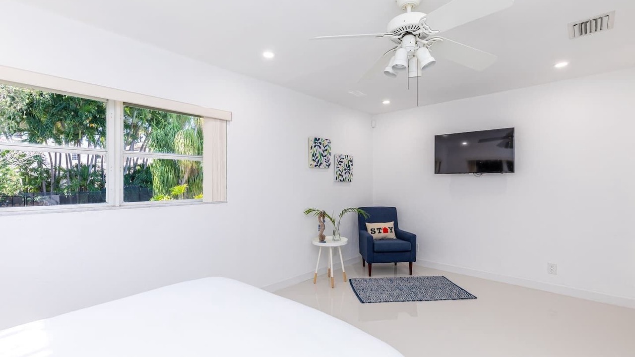 Photo of Bedroom in Hollywood Lakes