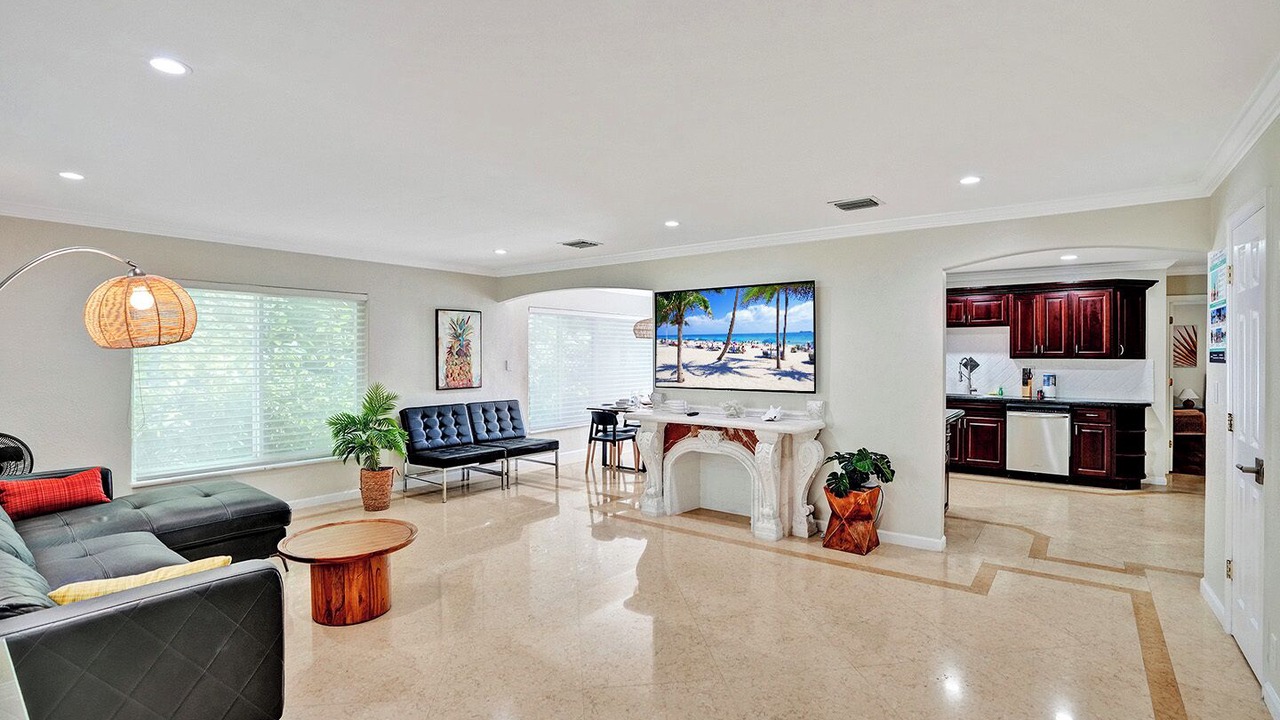 Photo of Livingroom in Hollywood Lakes