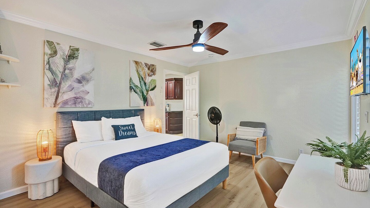 Photo of Bedroom in Hollywood Lakes