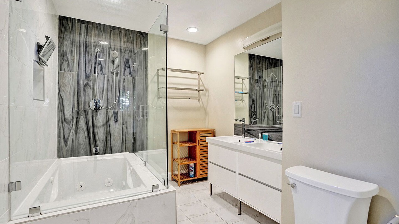 Photo of Bathroom in Hollywood Lakes