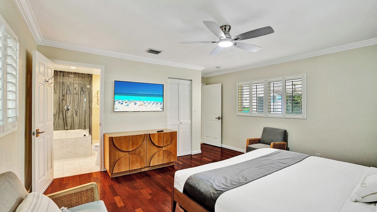 Photo of Bedroom in Hollywood Lakes