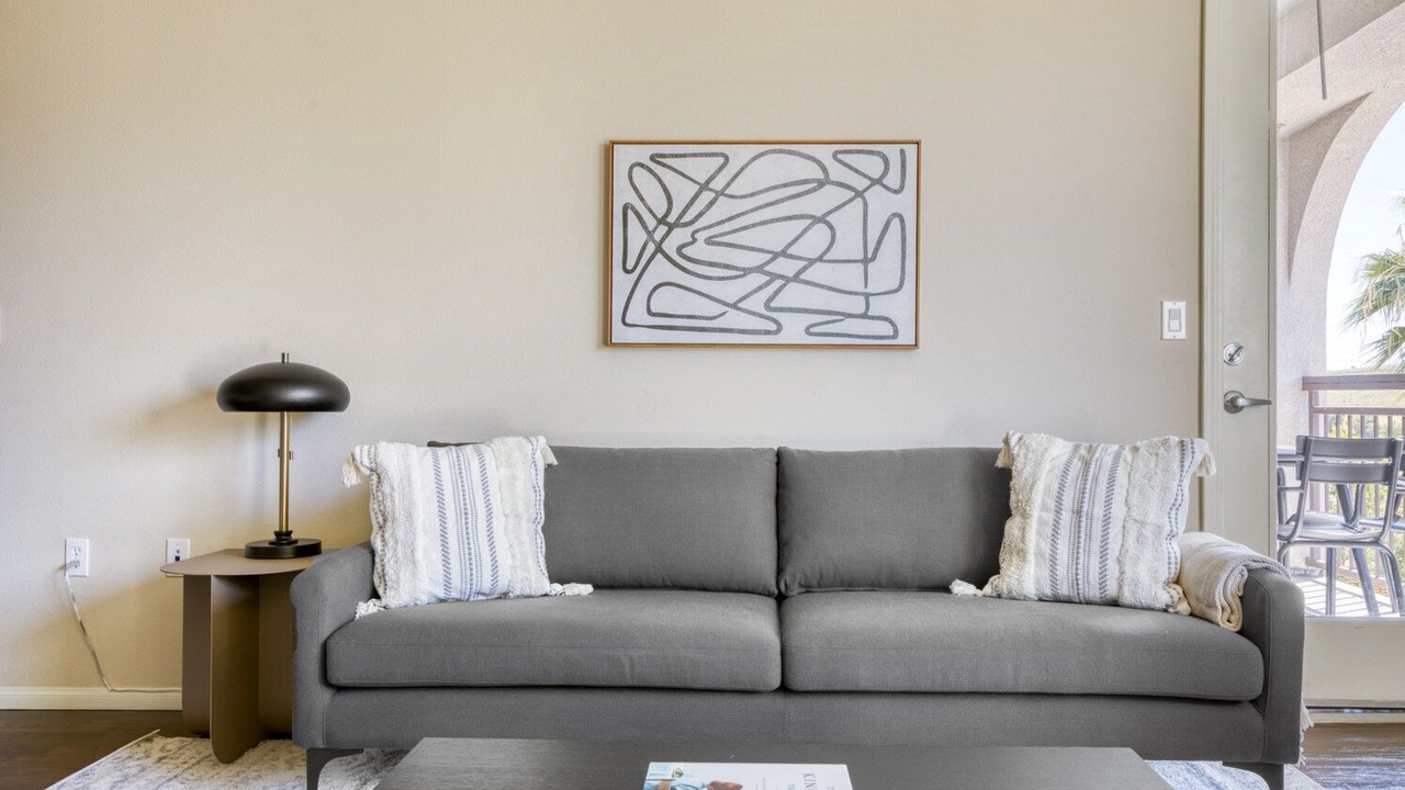 Photo of Livingroom in Warner Center
