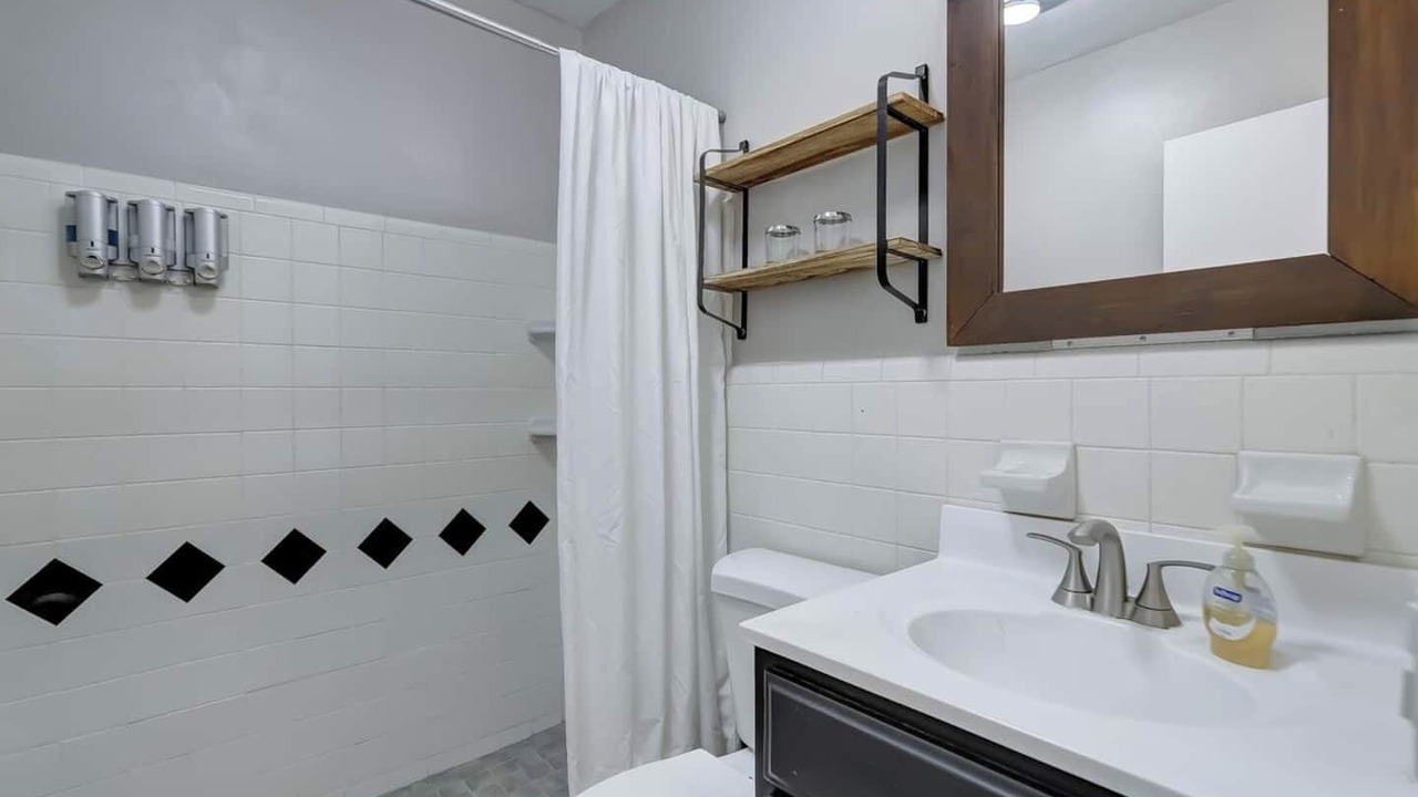 Photo of Bathroom in Middle River Terrace