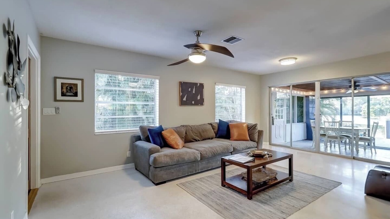Photo of Livingroom in Middle River Terrace