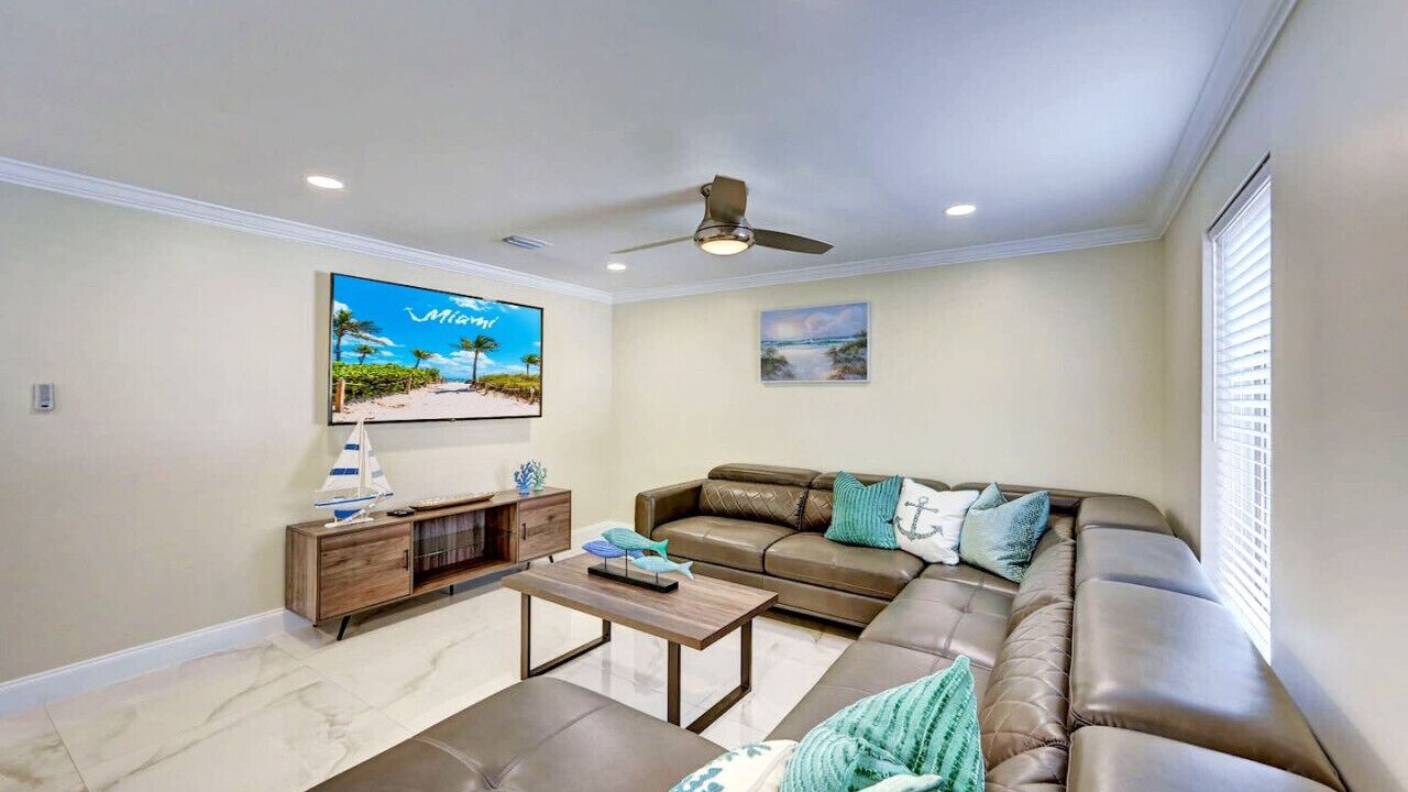 Photo of Livingroom in Hollywood Lakes