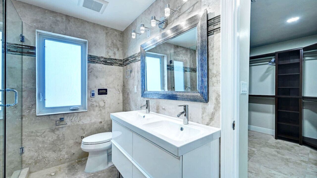 Photo of Bathroom in Hollywood Lakes