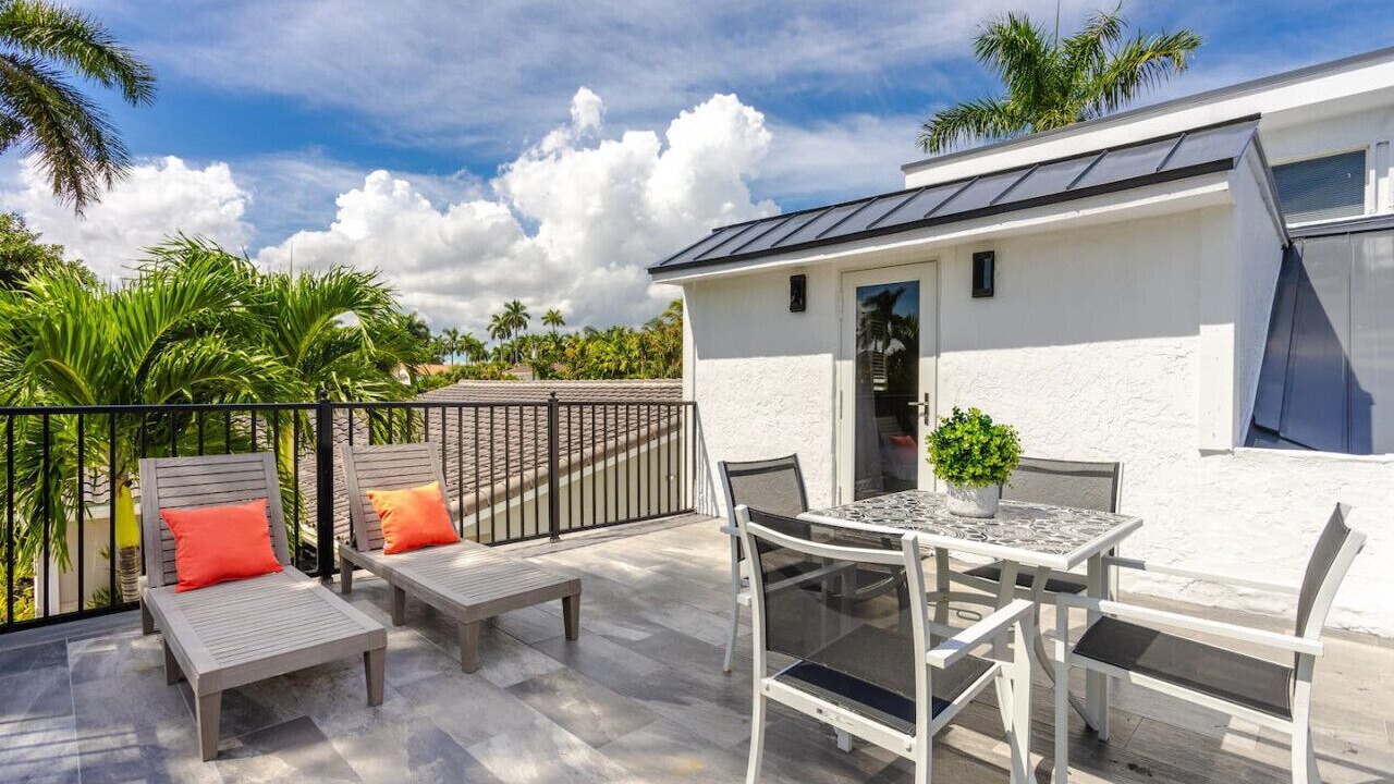 Photo of Outdoor in Hollywood Lakes
