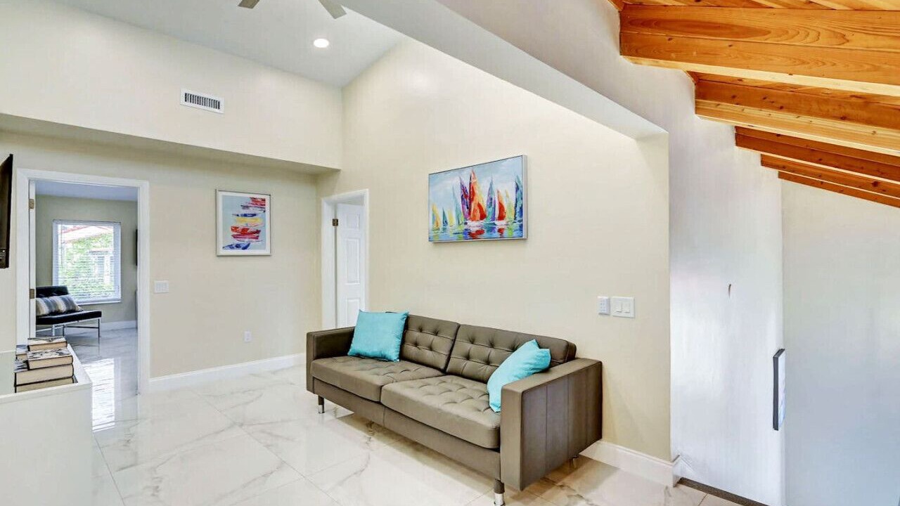 Photo of Livingroom in Hollywood Lakes