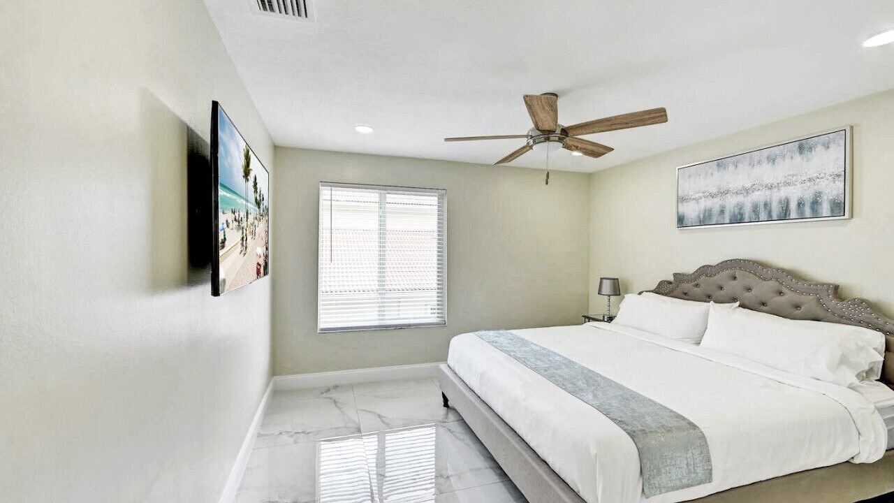 Photo of Bedroom in Hollywood Lakes