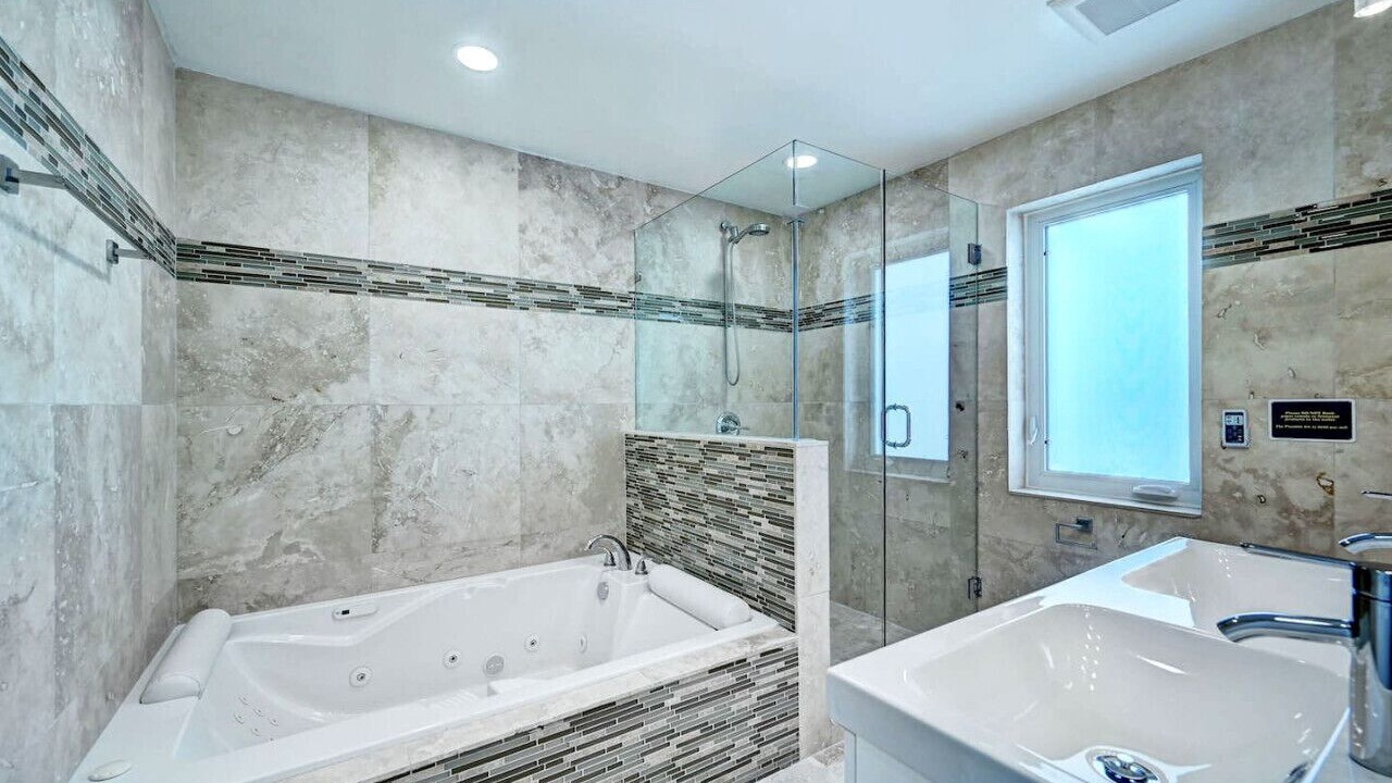 Photo of Bathroom in Hollywood Lakes
